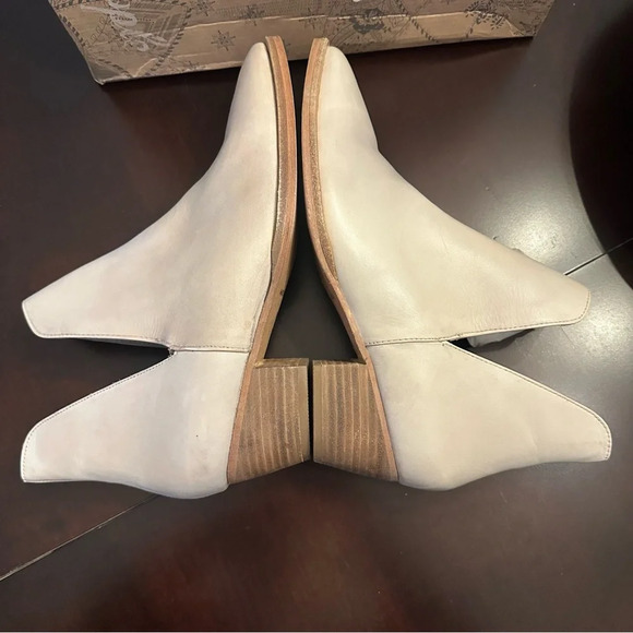 NIB Free People Charm Double V Ankle Boot Ecru/Bone Leather Size 38.5 - Picture 5 of 14